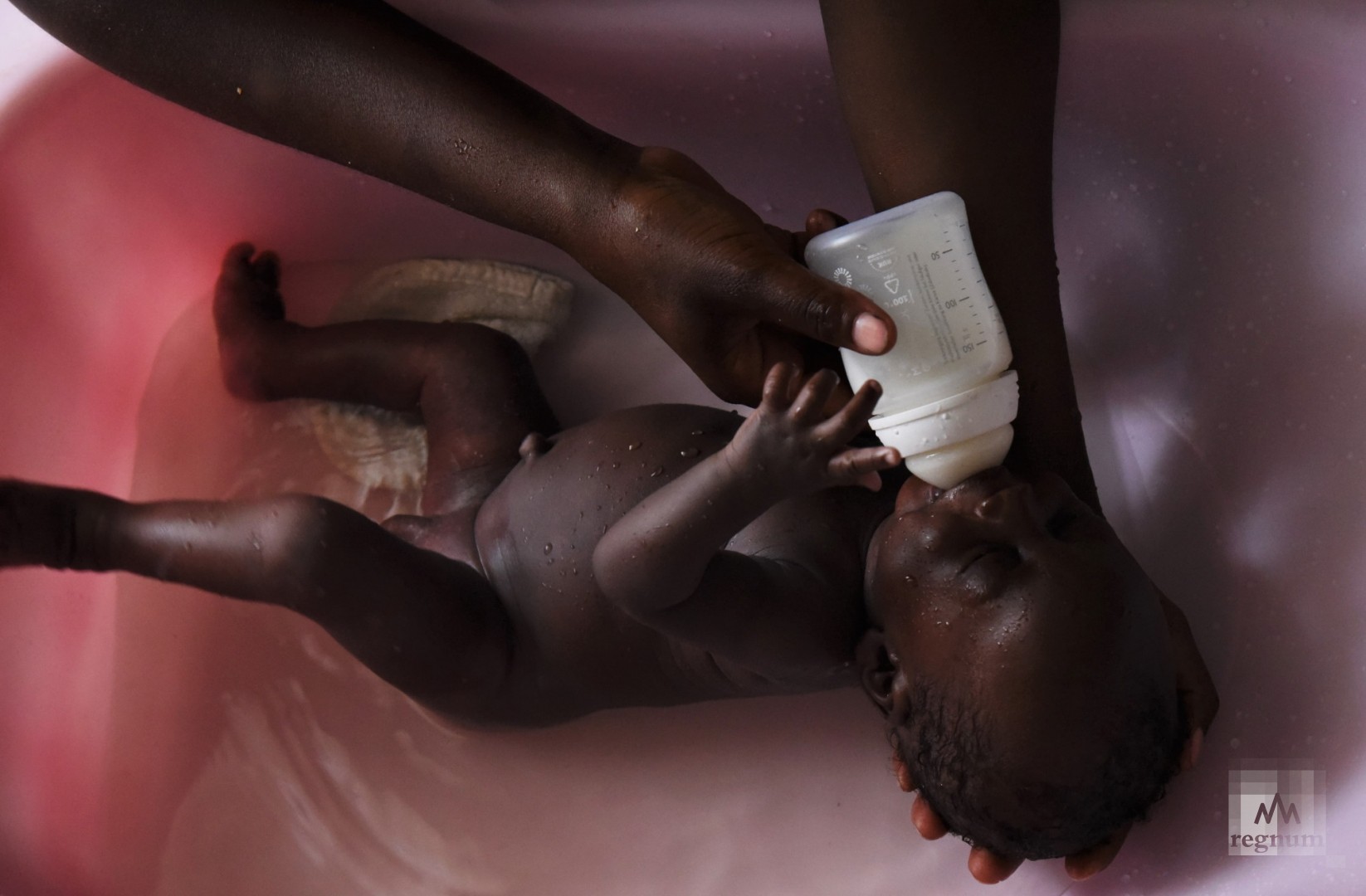 Купание Эммануэля. Ребёнок попал в детский дом в ноябре 2019 года, сразу после рождения. Window of Life, Масинди, Уганда