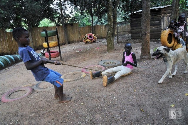 Дети играют во дворе детского дома Window of Life. Масинди, Уганда