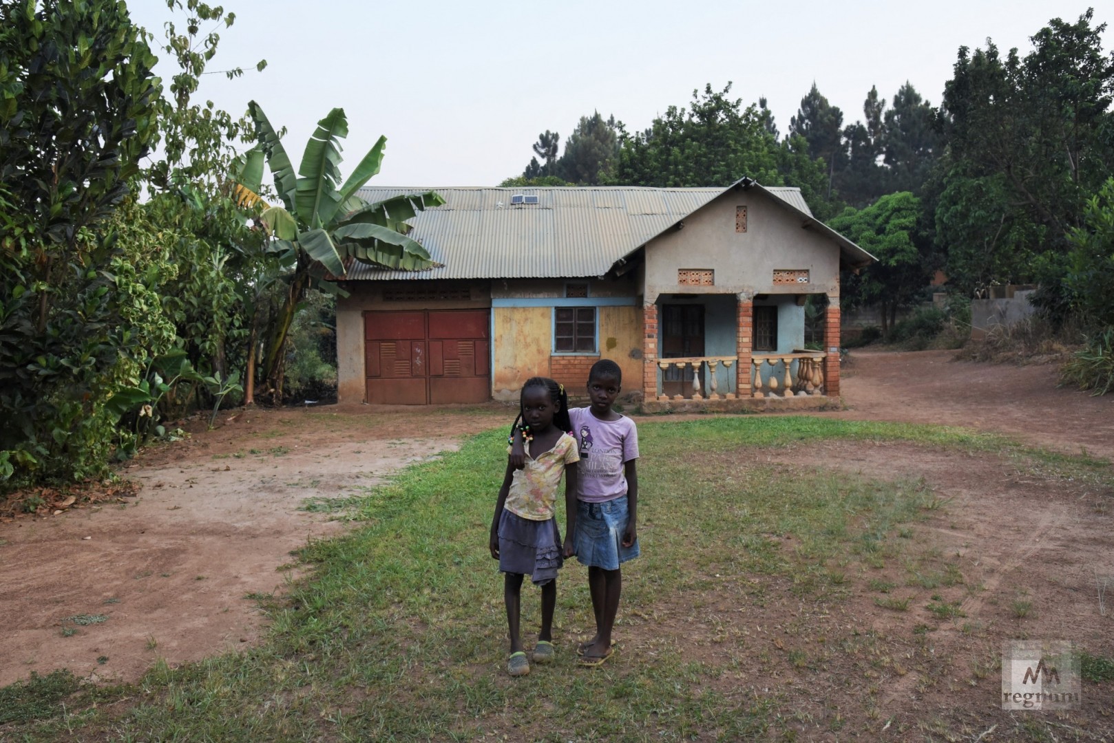 Фортуна (8 лет) и Лаурен (6 лет) на одной из улиц в Масинди. Фортуна попала в приют в ноябре 2011 года, став первым приёмным ребёнком в Window of Life. Масинди, Уганда