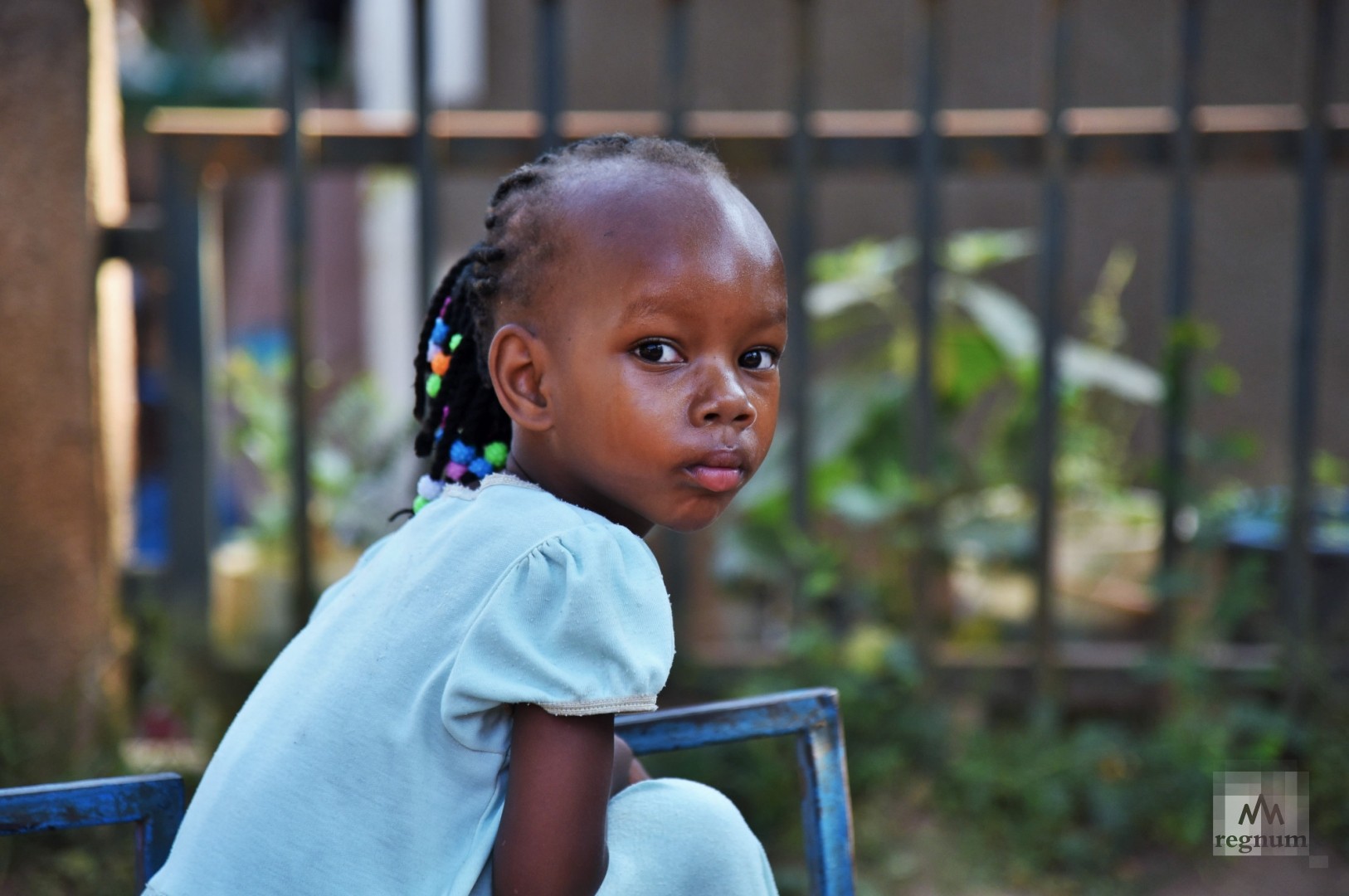 Джудит (4 года) на качели, во дворе детского приюта Window of Life. Масинди, Уганда