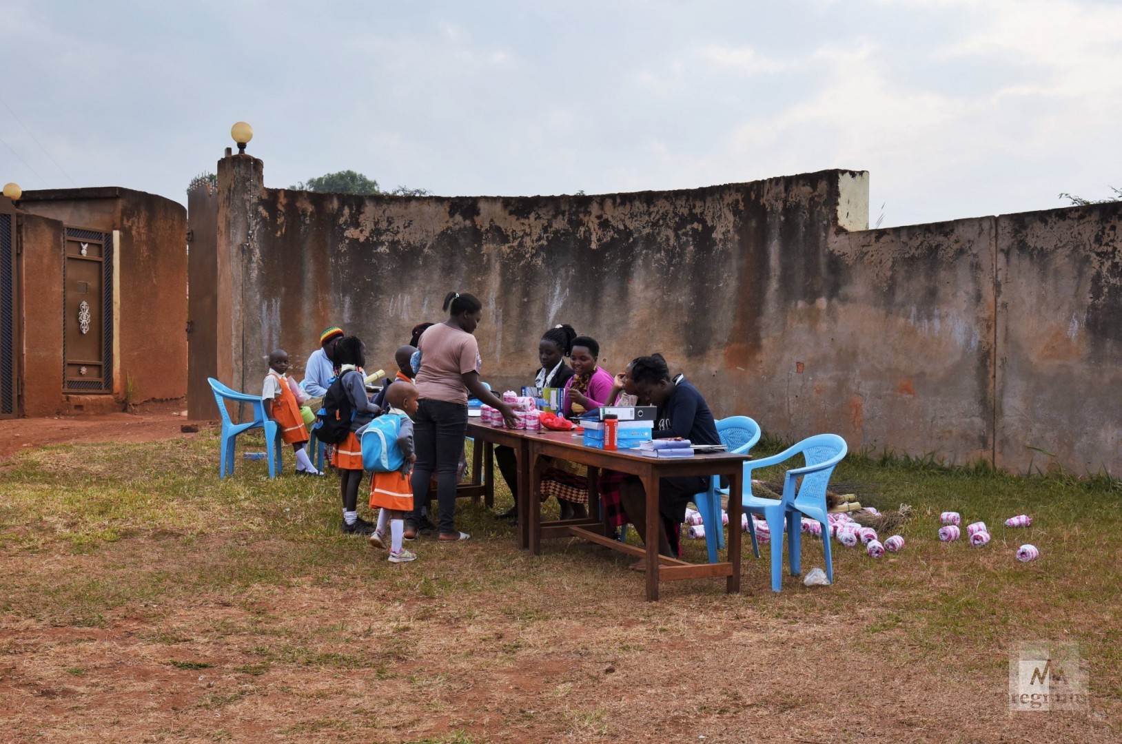 «Тётя» Горетти отдаёт туалетную бумагу в школьную комиссию для подопечных из Window of Life. Масинди, Уганда
