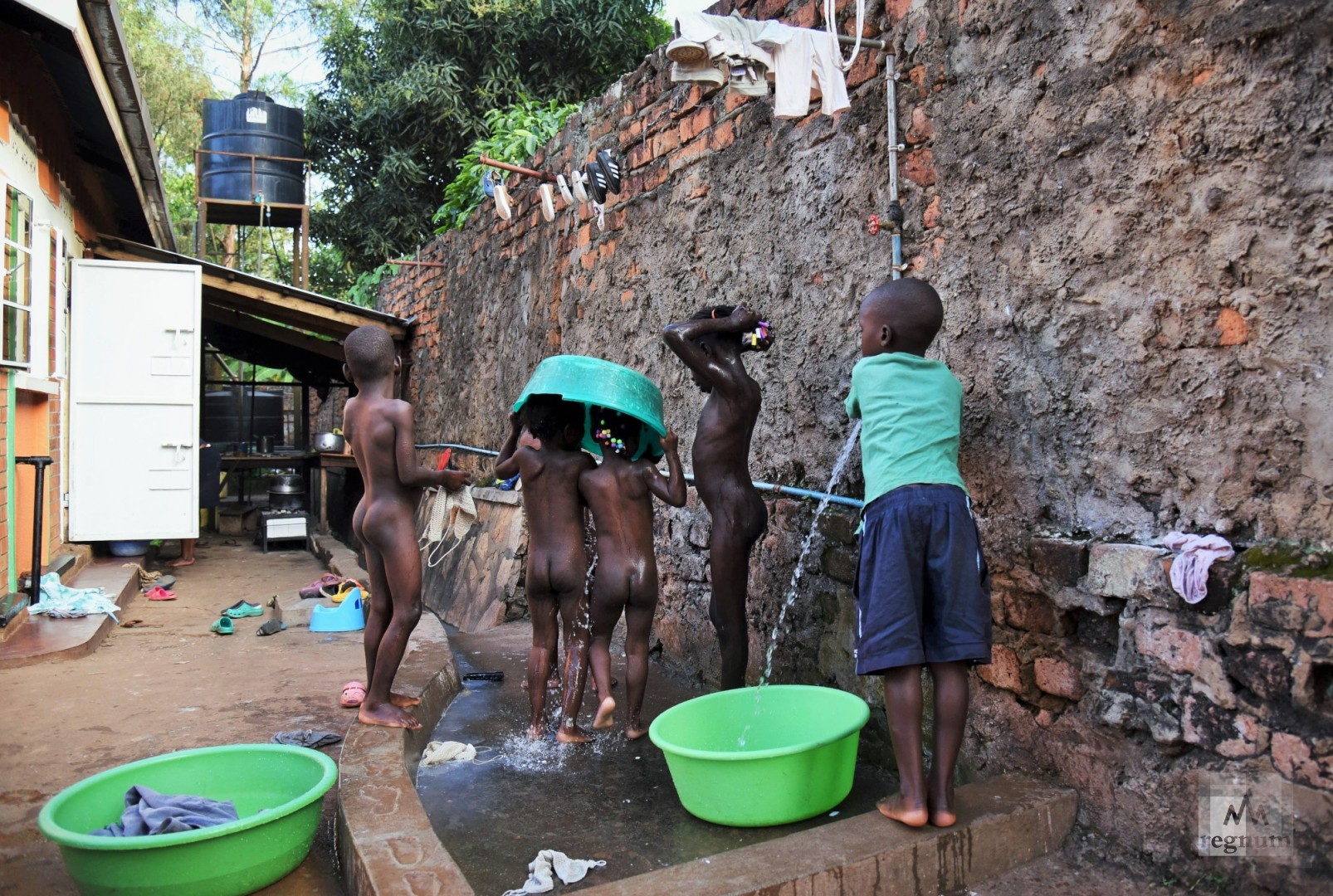 Африканские дети моются