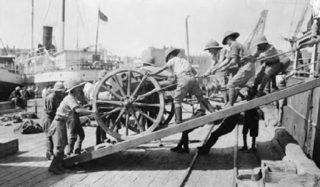 Английские артиллеристы в бакинском порту