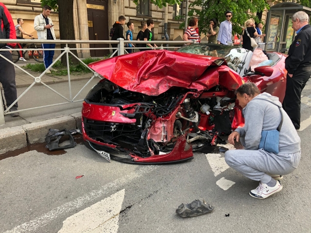 В центре Петербурга Ferrari врезался в Volkswagen, водитель которого погиб