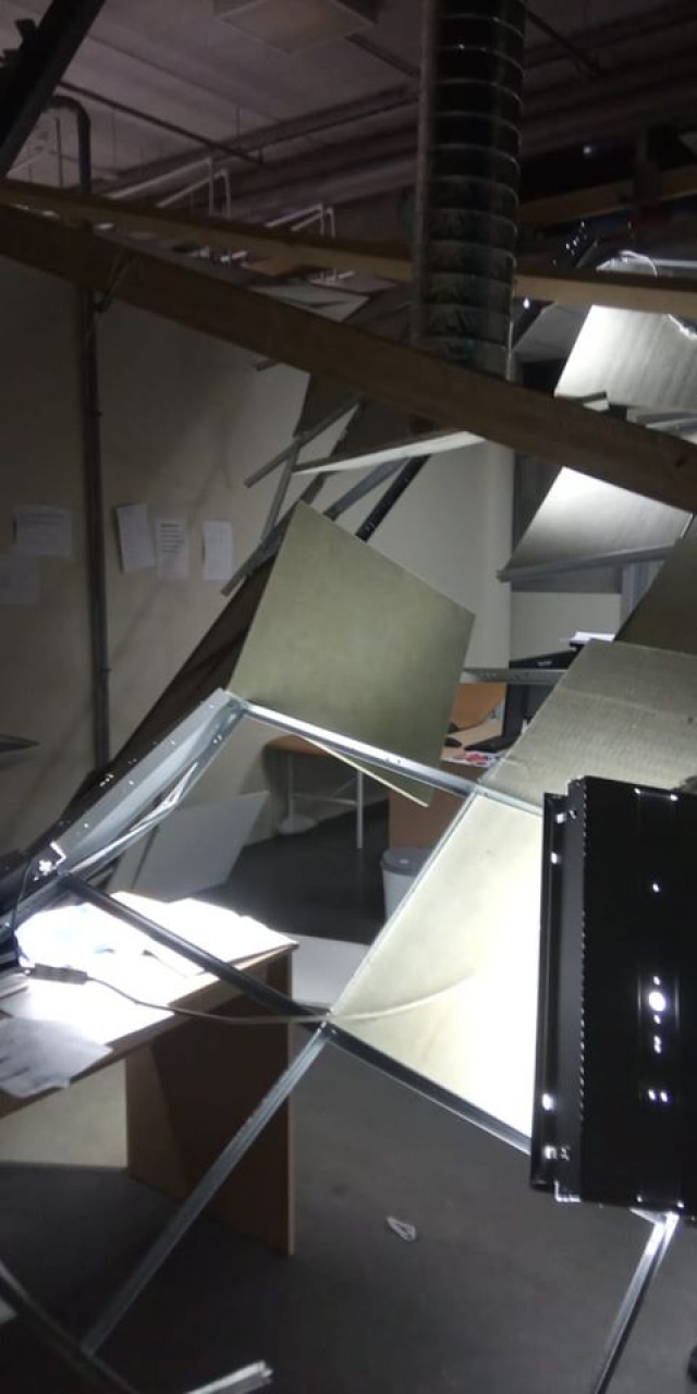  Во временном госпитале «Ленэкспо» в Петербурге рухнул потолок. 

