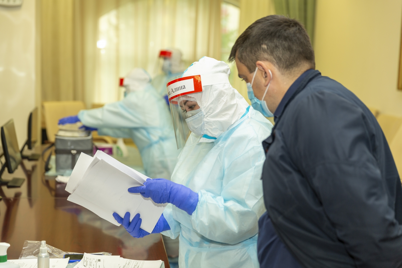 Члены избиркома Салехарда сдают тесты на коронавирус
