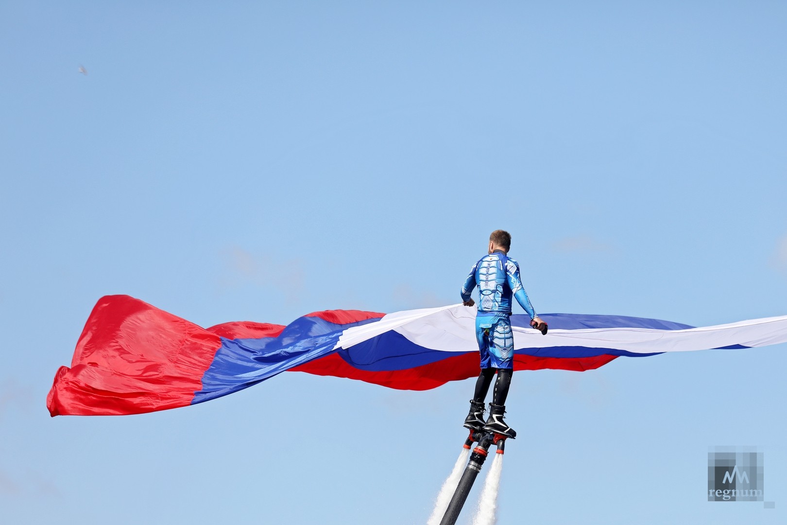 Под российским флагом. Человек с флагом. Люди с флагами России. Люди с российским флагом. Флаг российский.