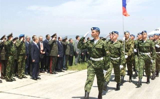 Торжественное прохождение подразделений российского миротворческого контингента KFOR в честь прибытия В. В. Путина в аэропорт «Слатина» в июне 2001 года