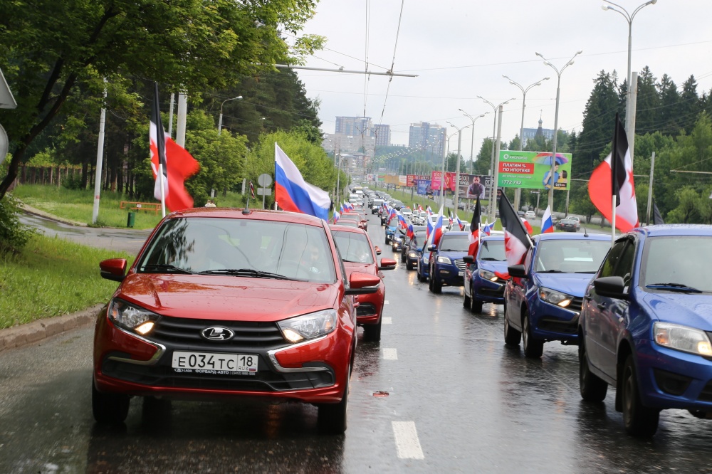 По Ижевску проехала автоколонна из 60 машин в цветах российского флага