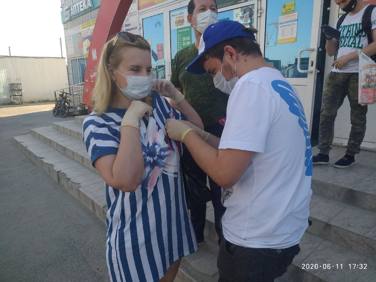 В День России волонтёры из Югры высадили сотни саженцев тополей и акаций