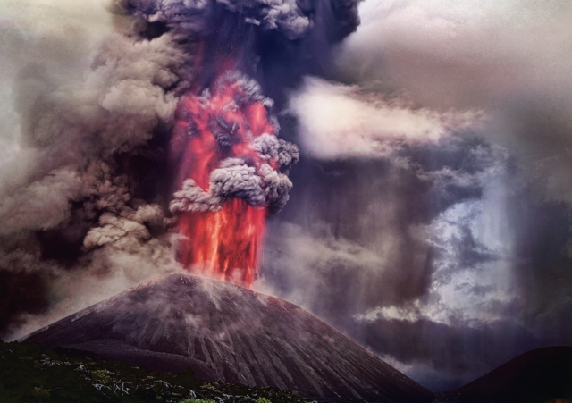 Извержение вулкана Безымянный на Камчатке