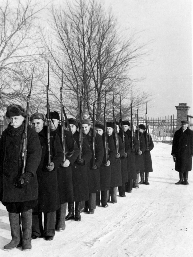 Преподаватели Саратовского автодорожного института (САДИ) в народном ополчении. 1941