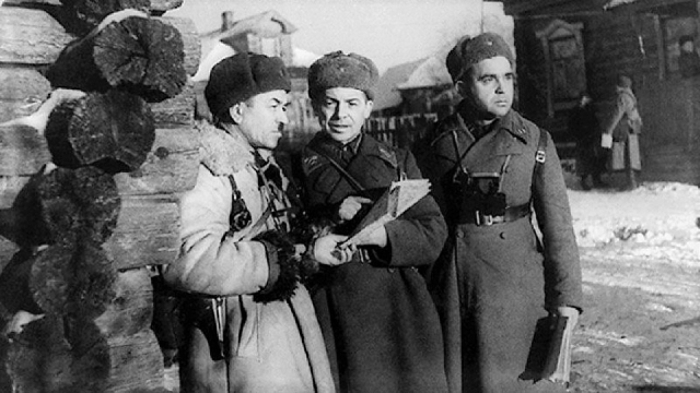 Последний снимок Героя Советского союза генерал-майора Ивана Панфилова (слева). Ноябрь 1941 года