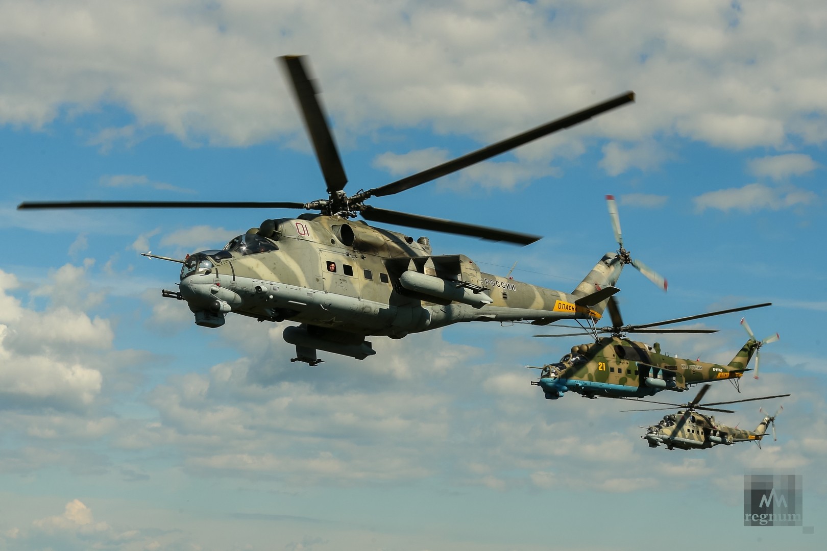 Боевые ударные вертолеты Ми-24 во время тренировки демонстрационного пролёта авиации