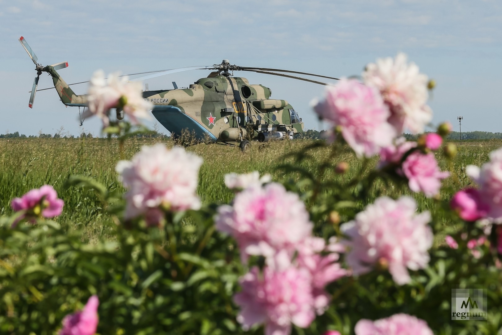 Многоцелевой вертолет Ми-8 на аэродроме в Каменск-Уральском