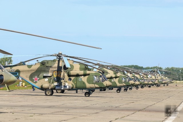 Многоцелевые вертолеты Ми-8 на аэродроме в Каменск-Уральском