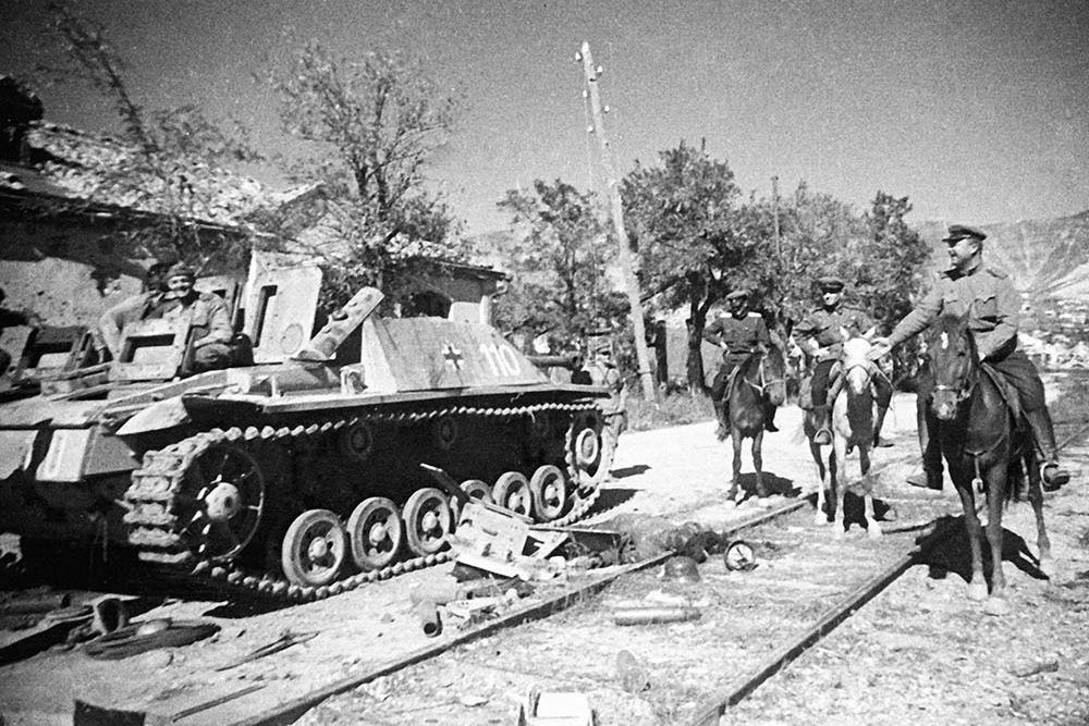 Разбитая немецкая бронетехника в освобождённом Новороссийске. 1943