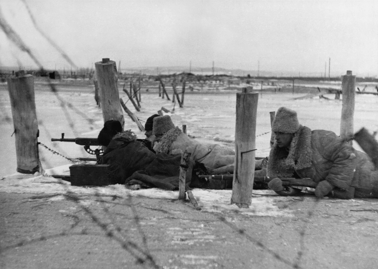 Румынский пулемётный расчет ведёт огонь в районе Новороссийска. Февраль 1943