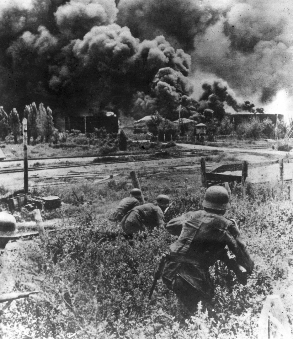 Немецкие солдаты приближаются к нефтехранилищу, подожженному отступающими частями Красной армии. Октябрь 1942