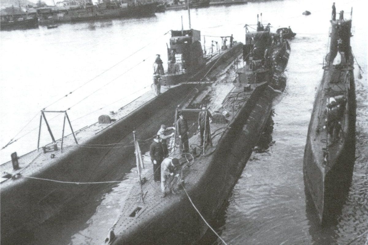 Подводная лодка уходит на боевое задание. Новороссийк. 1942