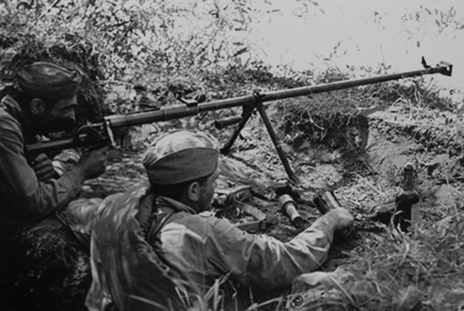 Советские бронебойщики с противотанковым ружьём на позиции под Краснодаром. Август. 1942