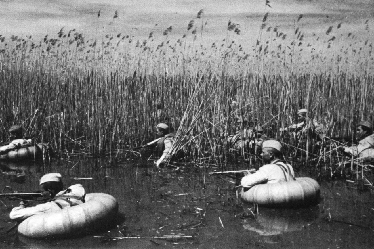 Советские разведчики преодолевают водную преграду. 1943
