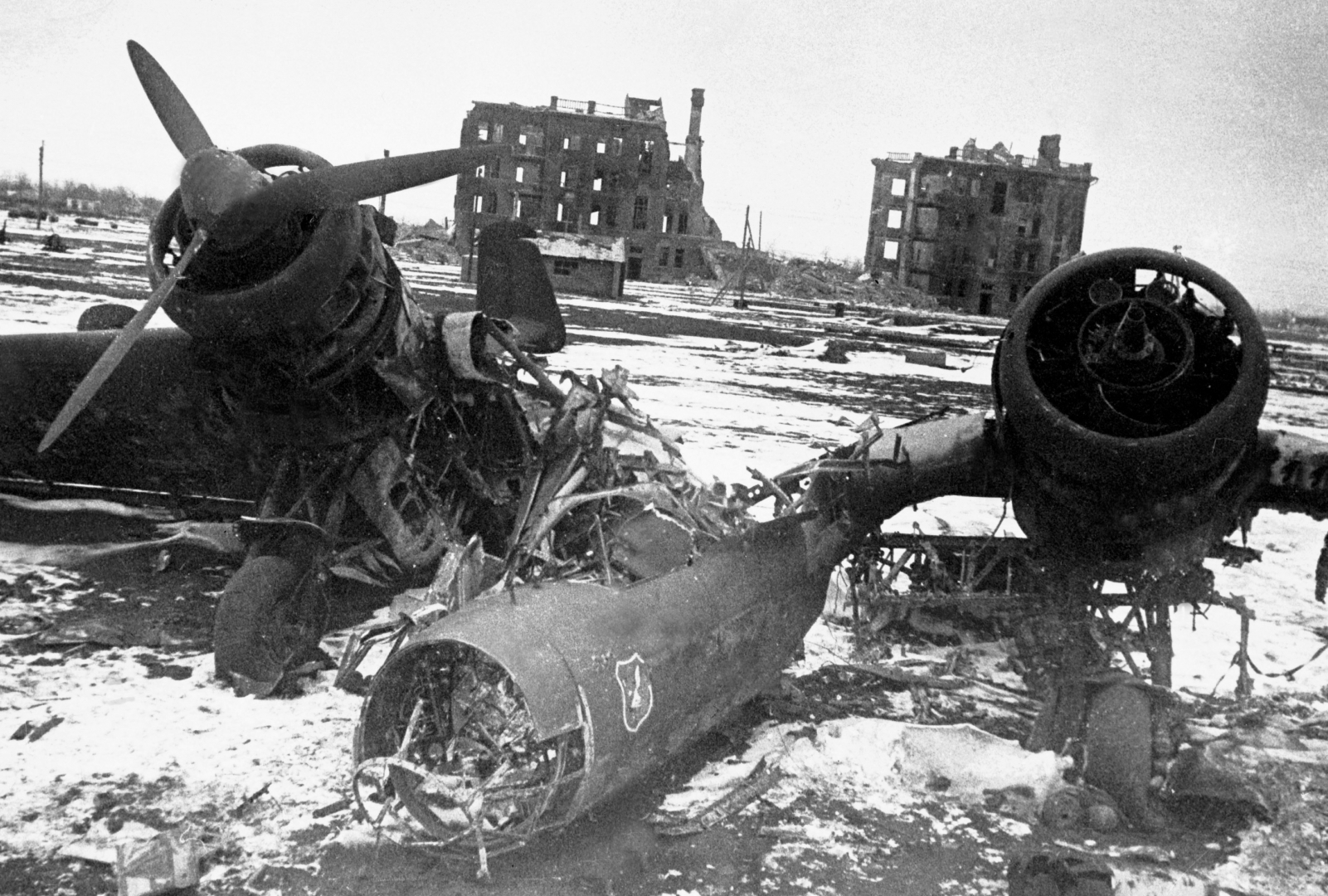 Немецкий самолёт-разведчик, уничтоженный на аэродроме Армавир. Февраль 1943