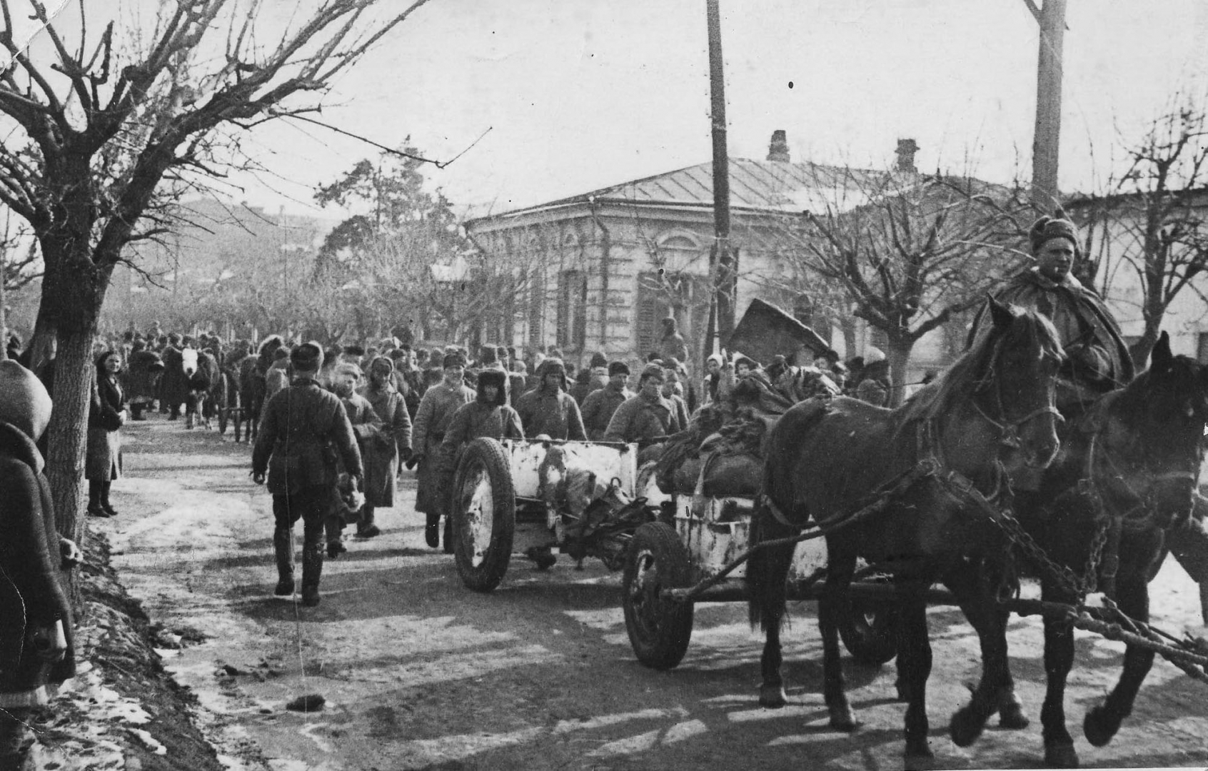 Советские войска входят в освобождённый Краснодар. 12 февраля 1943