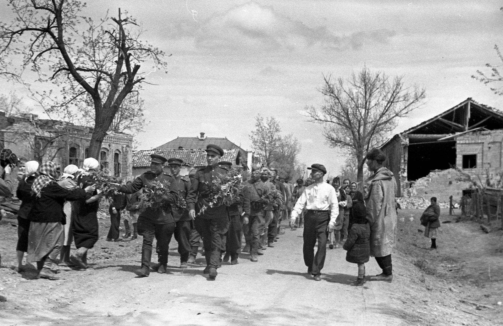 Жители станицы Крымская с цветами встречают советских солдат-освободителей. Май 1943