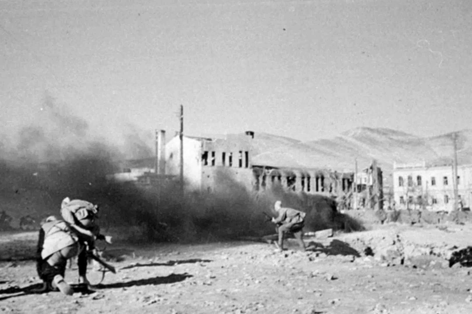 Советские войска штурмуют Новороссийск. 1943