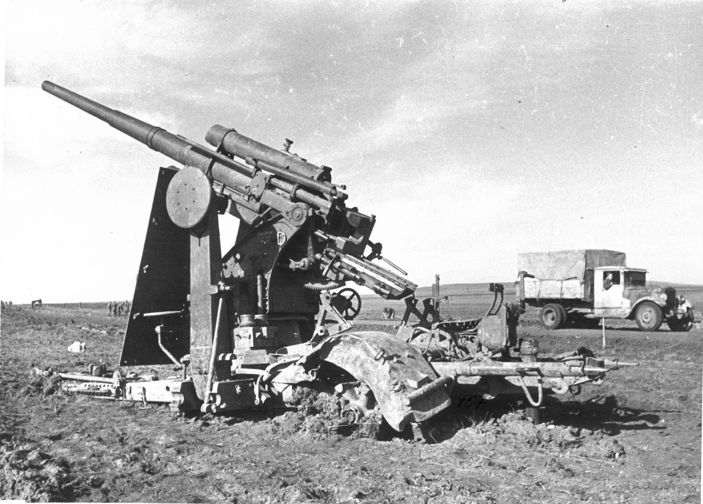 Немецкое 88-мм зенитное орудие, разбитое под Новороссийском. 1943