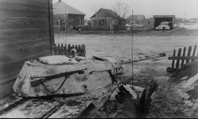 Советские танки Т-34, замаскированные в деревне