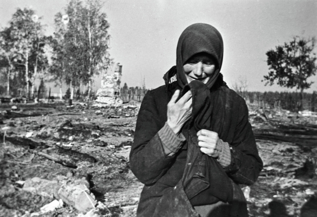 Жительница деревни Юркино плачет на пепелище после освобождения от немецкой оккупации. Август 1942 года