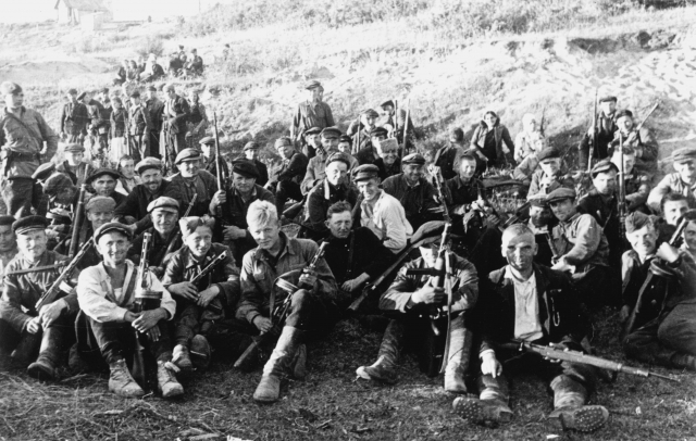 Групповой снимок партизан одной из калининских бригад. 1943