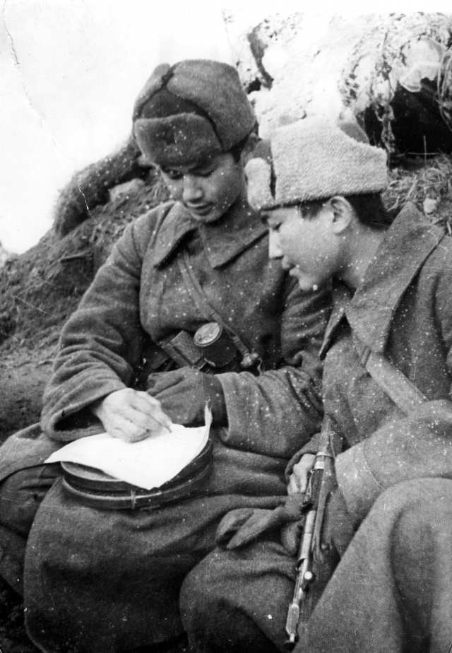 Бойцы Калининского фронта пишут письмо домой. 1942