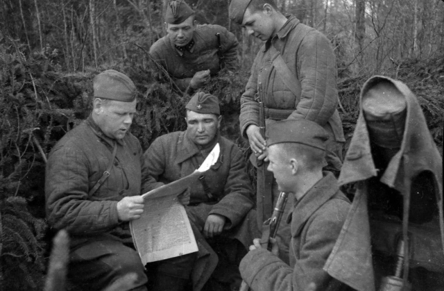 Группа бойцов Калининского фронта за чтением сводок Совинформбюро. 1942