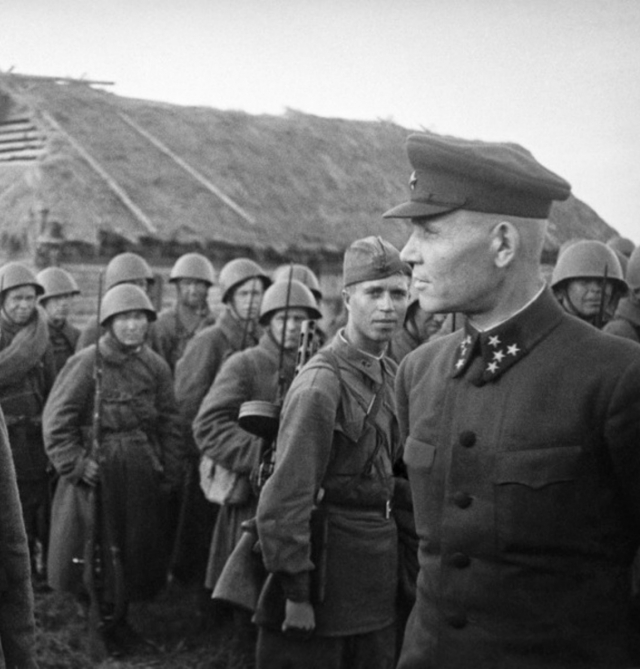 Командующий Калининским фронтом генерал-полковник И.С. Конев среди бойцов 31-й армии. Зубцовское направление. 4 мая 1942 года