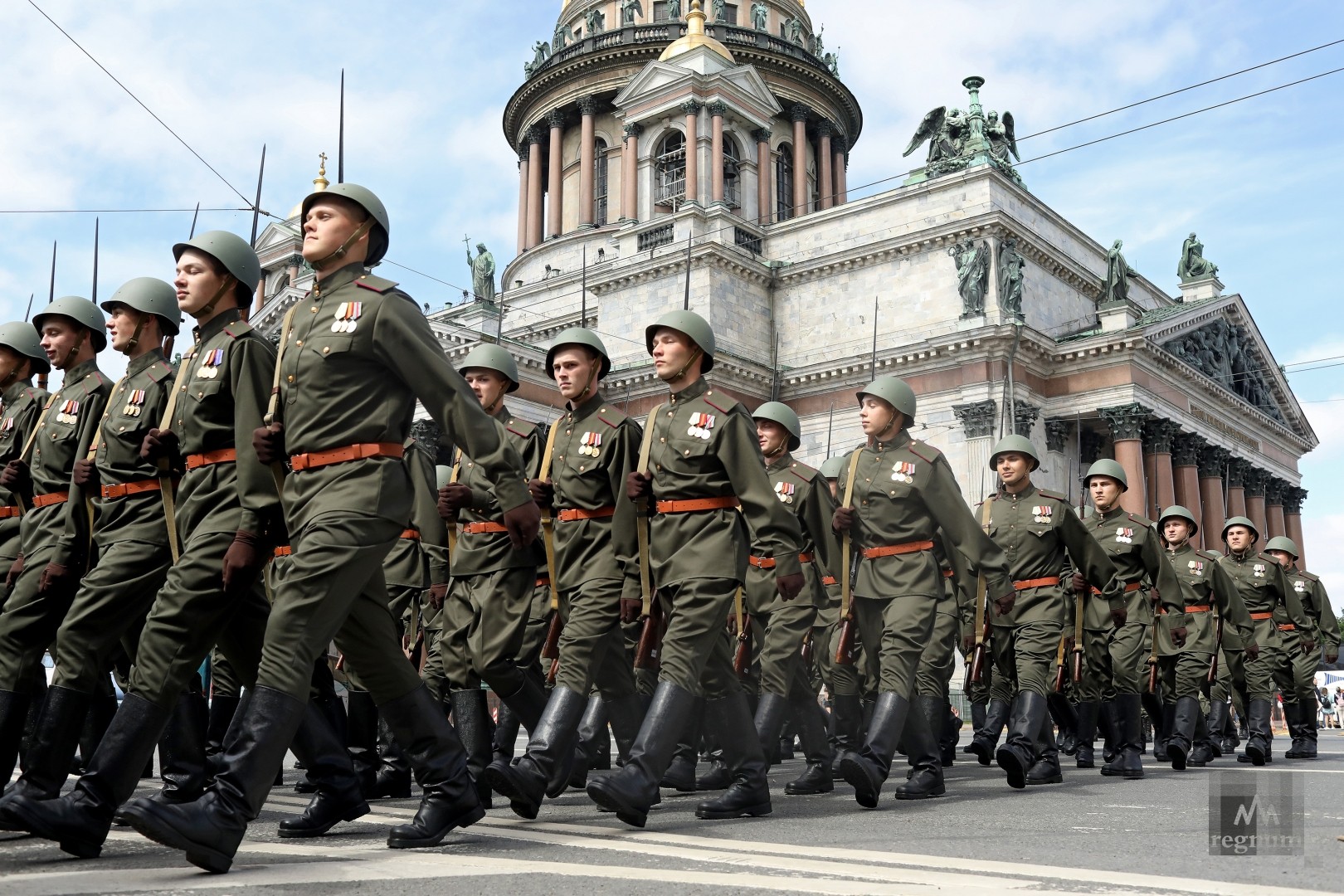 Общество победы. Форма парада Победы 1945. Парад Победы 2008 репетиция. Военная форма на параде Победы 1945 года. Парад Победы Ленинградский фронт.