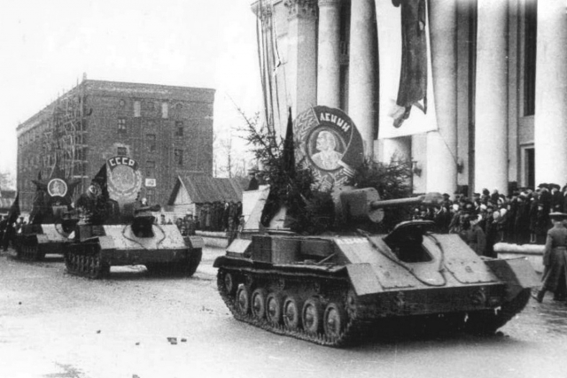 Парад 1 мая 1943 года на Театральной площади. Киров