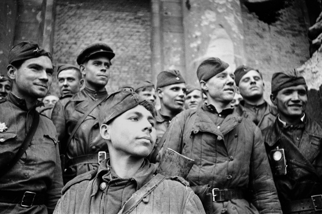 Григорий Булатов перед поверженным рейхстагом (на переднем плане). 1945