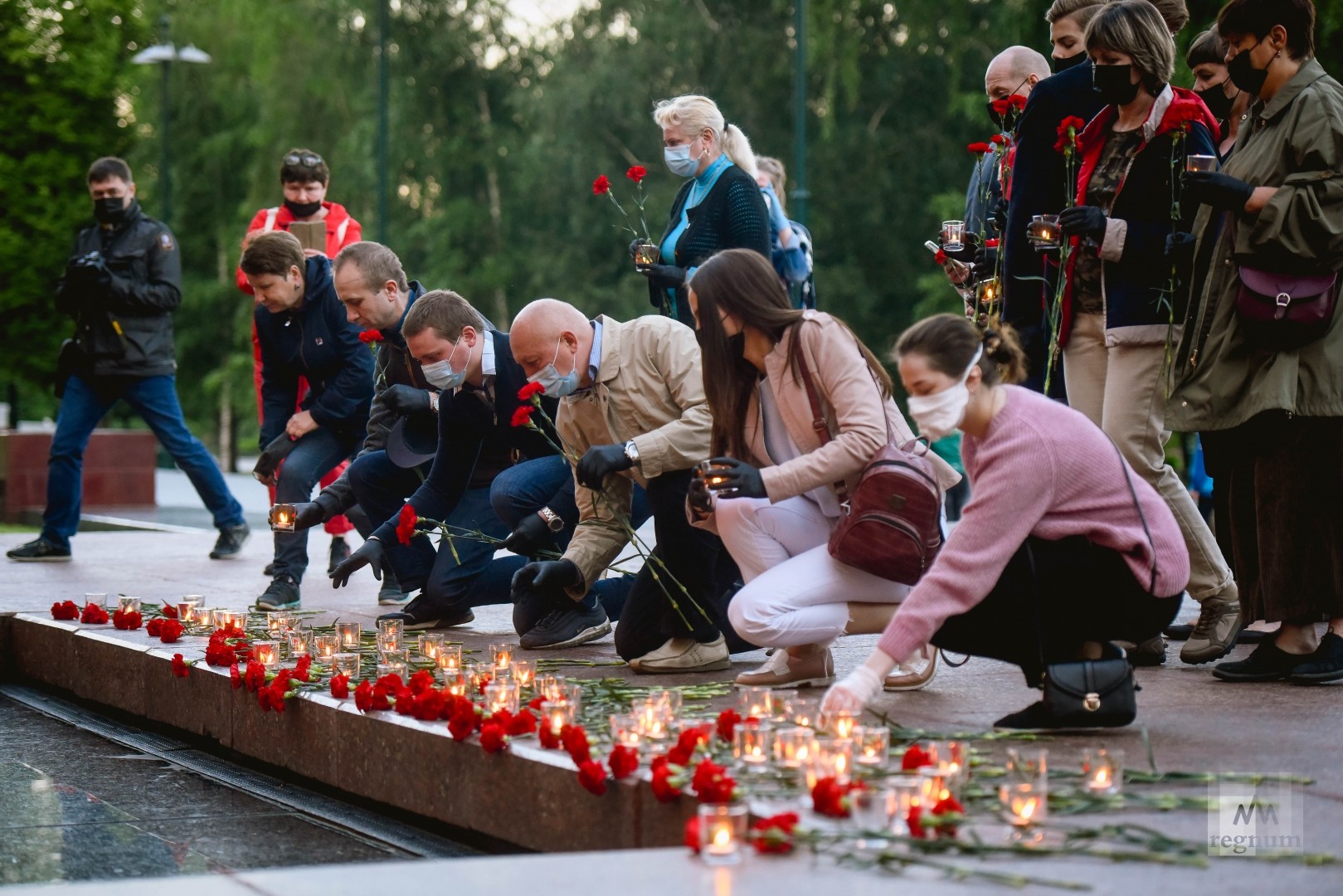 Память 21. Возложение цветов к могиле неизвестного солдата в Москве. Цветы у могилы неизвестного солдата. Вахта памяти 22 июня. Александровский сад 22 июня.