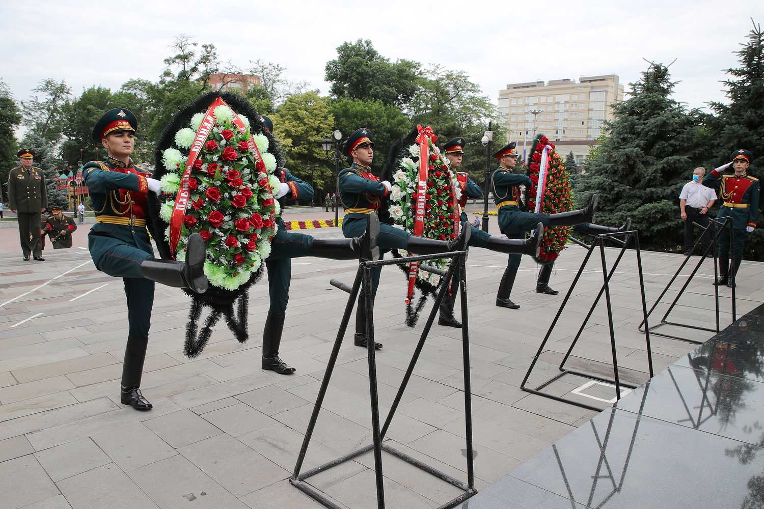 Мемориал памяти и скорби. Возложение венков Ростов на Дону. Подставка для возложения цветов. Стойки для венков. Венок для возложения к памятнику.