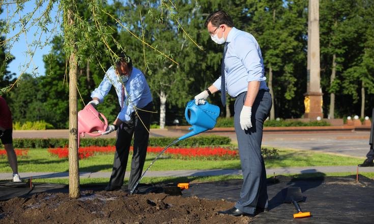 Игорь Комаров и Глеб Никитин посадили деревья в Нижегородском кремле