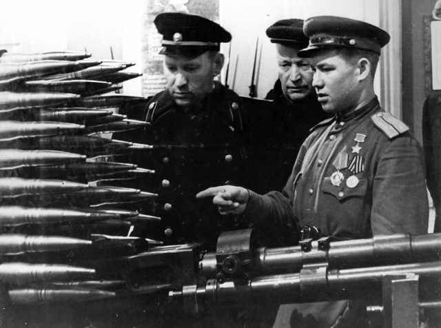 Герой Советского Союза Л.А. Ардашев у скорострельной авиационной пушки на выставке «25 лет Советской Удмуртии». Ноябрь 1945 года 
