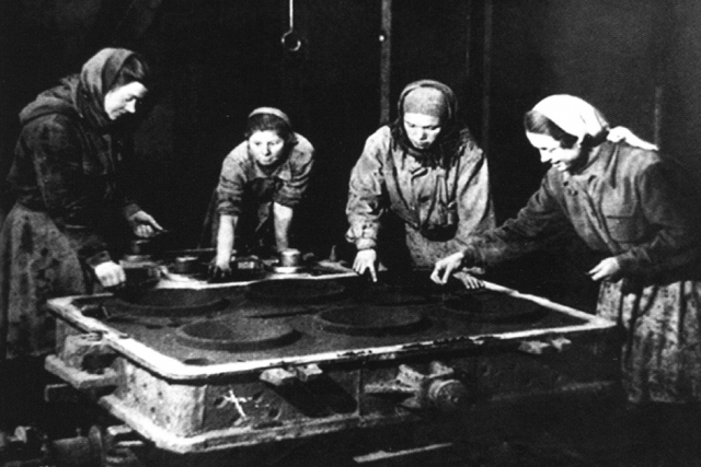 Формовщицы чугунолитейного цеха Паровозовагоноремонтного завода города Улан-Удэ. 1943