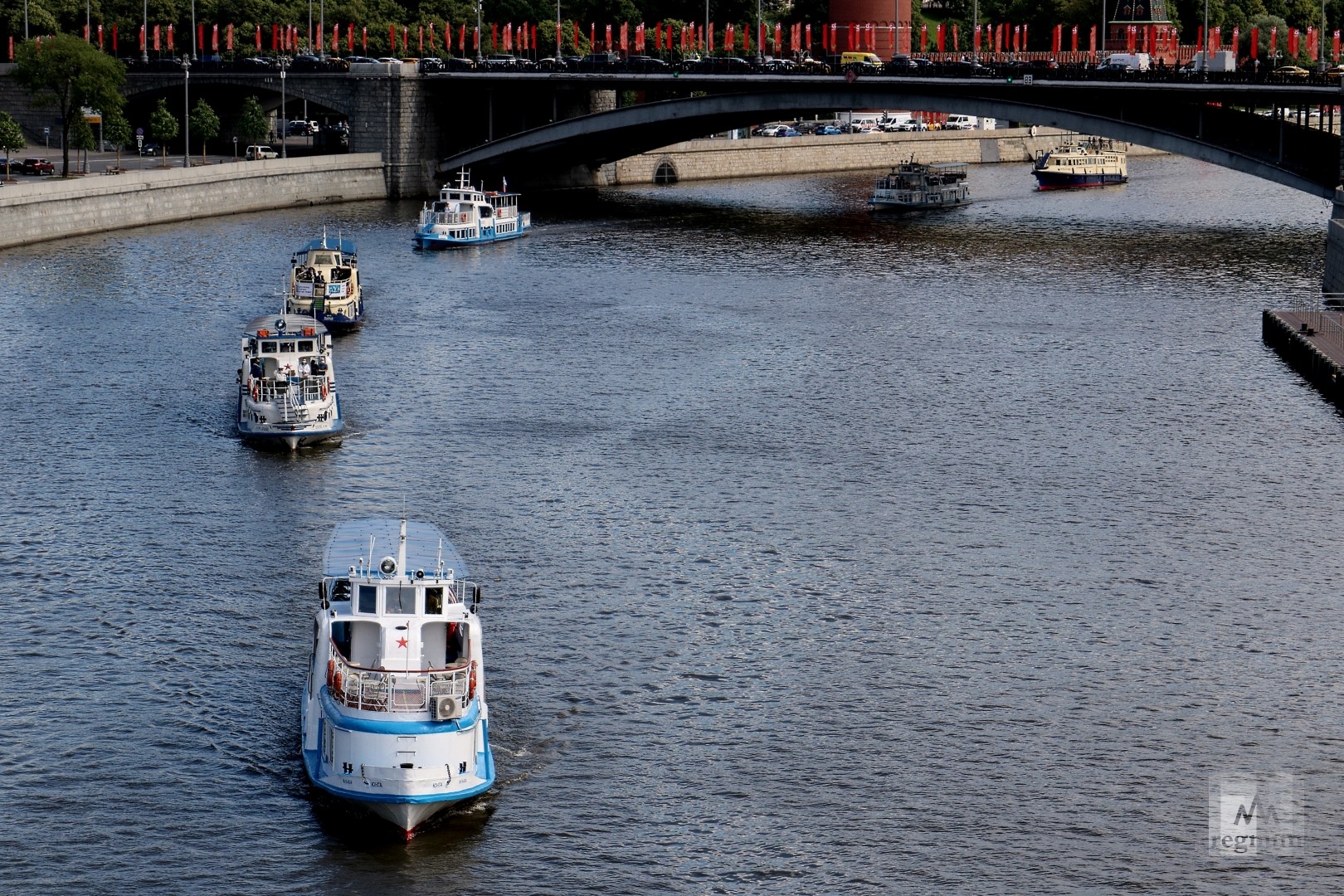 На Москве-реке открыли сезон прогулок парадом судов