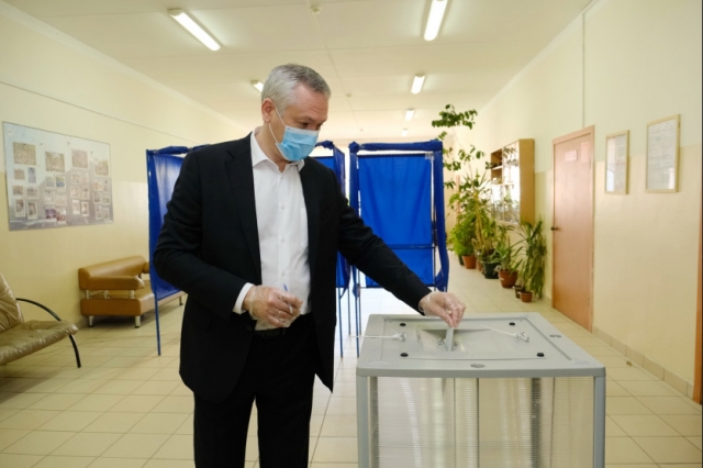 Губернатор Новосибирской области Андрей Травников проголосовал по поправкам в Конституцию РФ