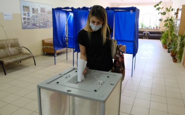 Новосибирцы продолжают голосовать по поправкам в Конституцию РФ