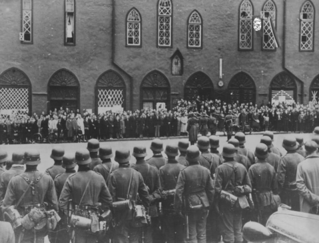 Немецкие солдаты и жители Таллина на площади у городской Ратуши. 1941