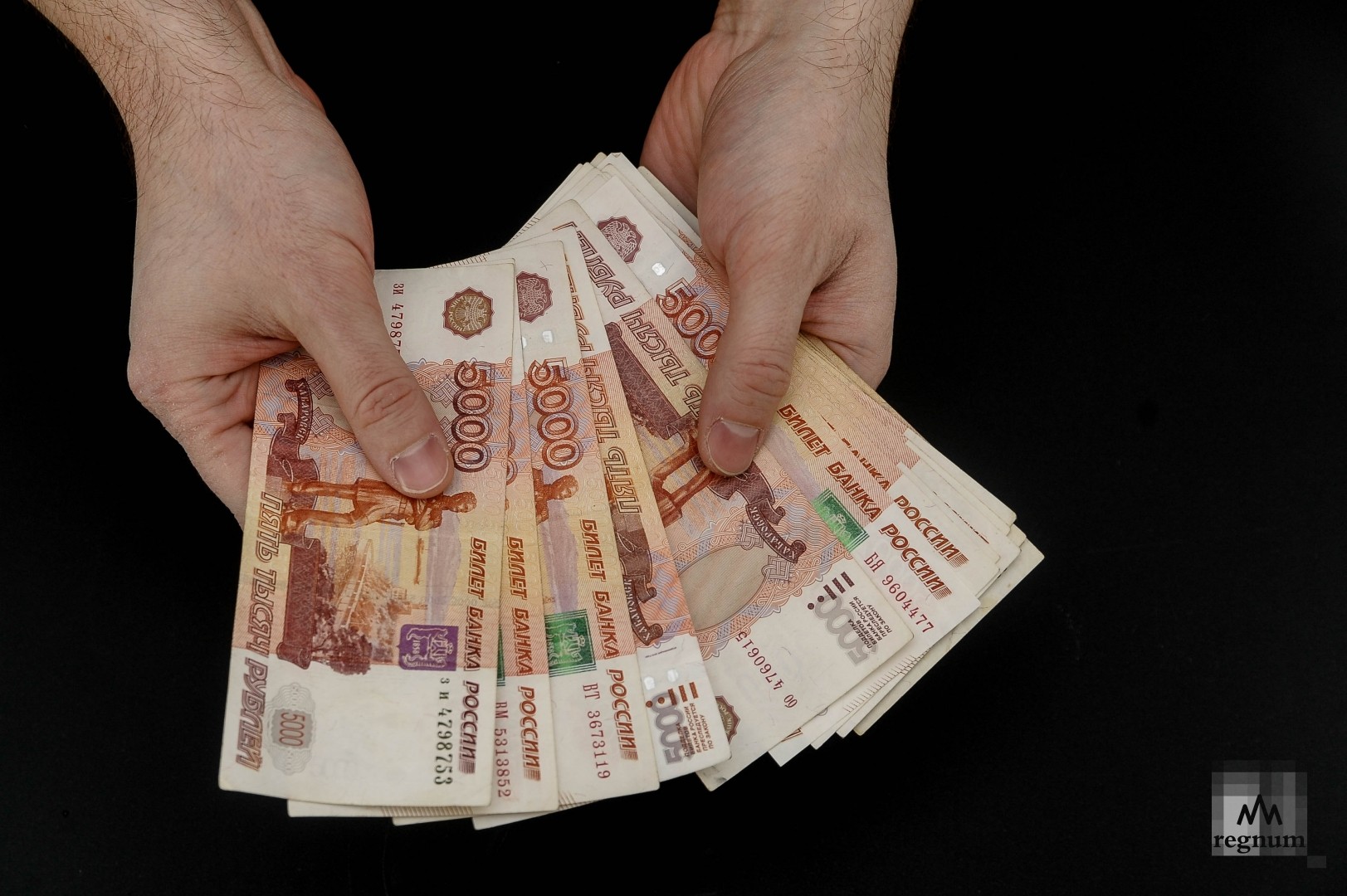 Зарплата 120 рублей. Деньги в руках. Рубли в руках. Пятитысячные купюры в руках. Пятитысячные купюры в женских руках.